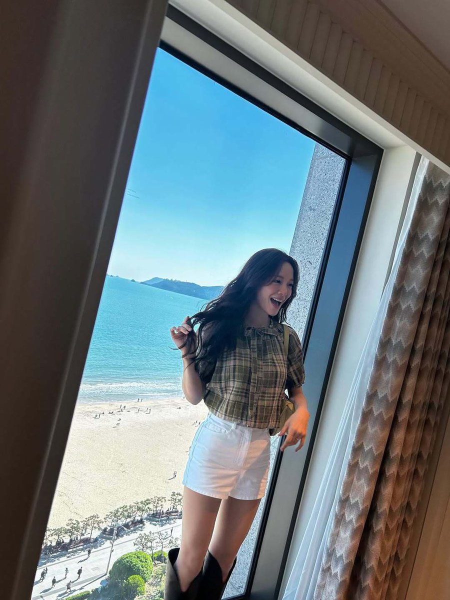 karrenstar's tweet photo. 260408 #kimsejeong IG update:

(Advertisement) Longchamp SS26 LaPlageLongchamp
LONGCHAMP's SS26 pop-up store combines free energy with surf culture 🌊✨

📍Busan Shinsegae Centum City Store, 1F Centum Plaza

📅April 7th~April 19th

Feel free to browse and soak in the sensuality of SS26 🏄‍♂️💙