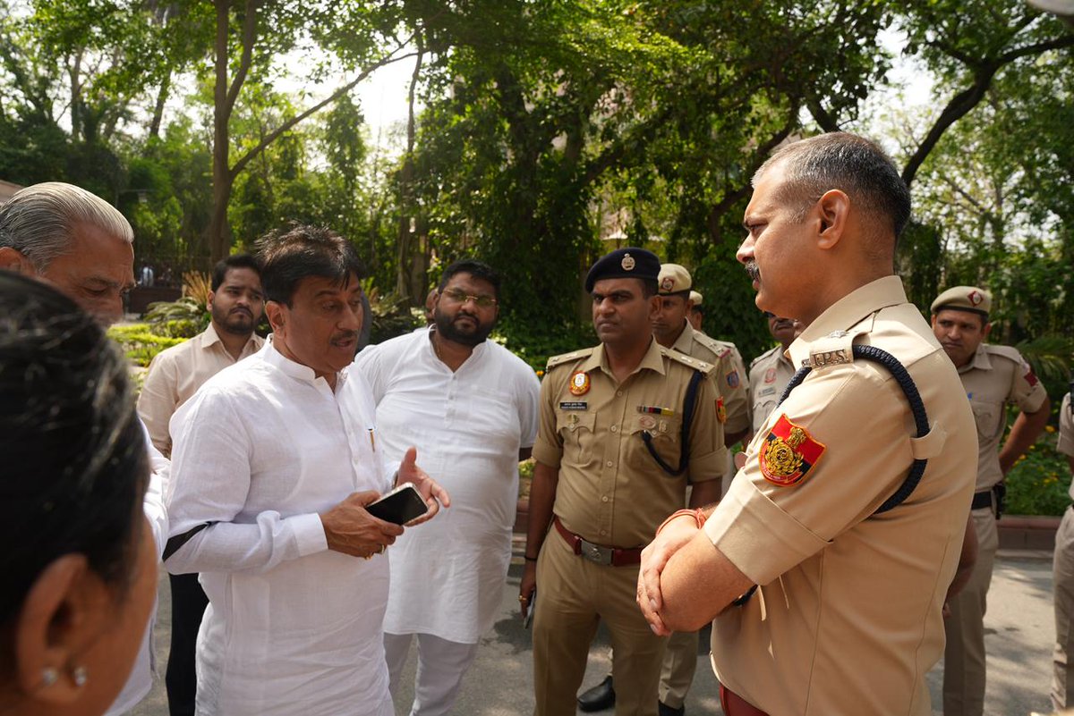 drsanampatel's tweet photo. कांग्रेस के राष्ट्रीय अध्यक्ष श्री मल्लिकार्जुन खड़गे द्वारा गुजरात के संदर्भ में दिया गया अत्यंत निंदनीय बयान न केवल एक व्यक्ति विशेष का वक्तव्य है, बल्कि यह वर्षों से कांग्रेस के गुजरात के प्रति रहे नकारात्मक दृष्टिकोण का प्रतिबिंब भी है।

इसी के विरोध में आज दिल्ली स्थित कांग्रेस कार्यालय के समक्ष आयोजित विरोध प्रदर्शन में शामिल होकर कांग्रेस से अपने इस बयान पर सार्वजनिक रूप से माफी मांगने की मांग की।

इस विरोध प्रदर्शन में भाजपा के वरिष्ठ नेता एवं सांसद श्री पुरुषोत्तम रूपाला जी, वलसाड़ के सांसद श्री धवलभाई पटेल, श्री हरिभाई चौधरी, अमूल डेयरी के चेयरमैन श्री अशोकभाई चौधरी सहित बड़ी संख्या में कार्यकर्ता एवं नागरिक उपस्थित रहे।
