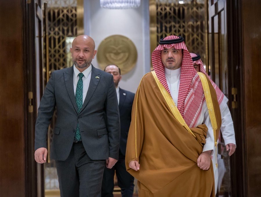 بتوجيهات القيادة.. وزير الداخلية يلتقي معالي وزير الطوارئ والإدارة الكوارث السوري رائد الصالح لتعزيز التعاون