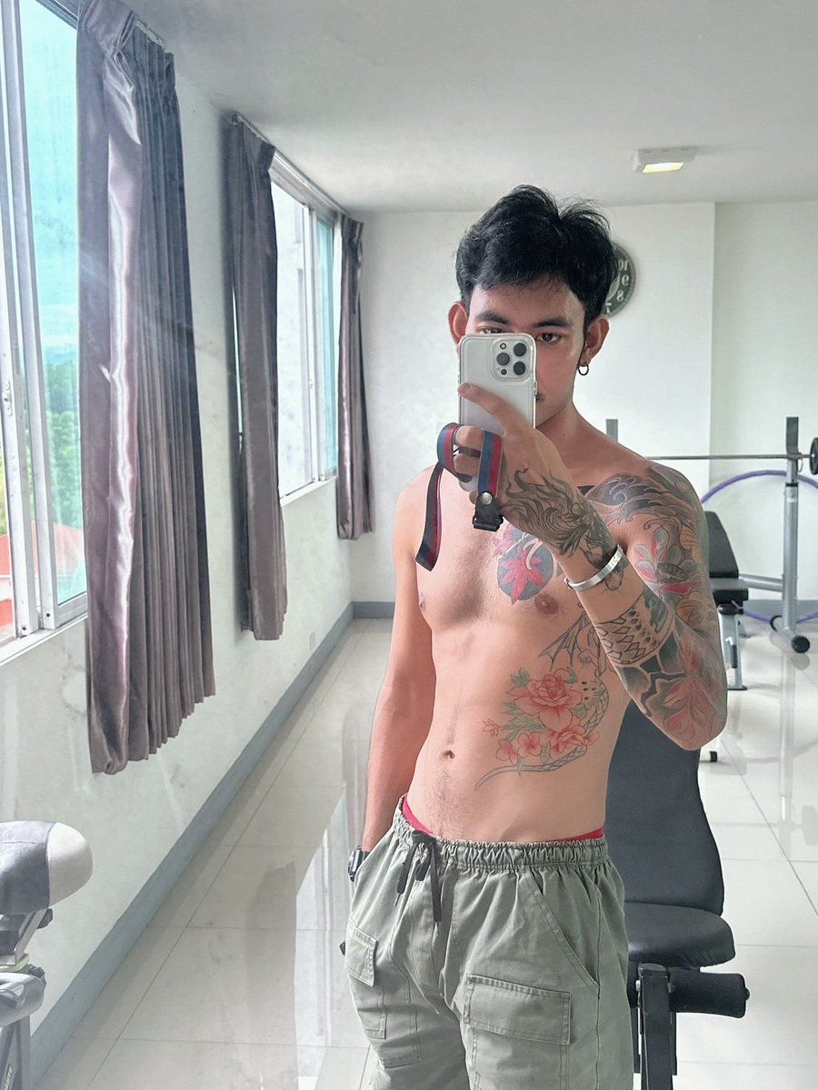 SrayyuSnthi's tweet photo. ขอพักก่อนงานลาบงานหลวงที่ต้องโดนดุโดนบ่นไปวันๆฟรีๆ กลับมาเสียวเหมือนเดิม😁เงินต้องใช้ต้องจ่ายในแต่ละวัน😊 บอย แม่เรียก เป็น บอย &amp; กาย https://t.co/gmCLRoQ1e1