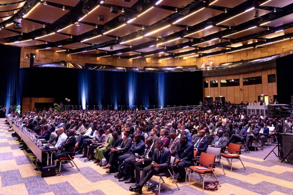 Madamu Jeannette Kagame yageze mu Intare Conference Arena i Rusororo, aho yitabiriye Inama Mpuzamahanga yo kurwanya Jenoside no Kuzirikana urugendo rw'imyaka 30 y'Umuryango IBUKA. #kwibuka32