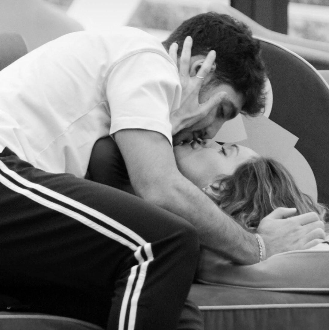 La mia tl continua a profumare d'amore, lontana da chiacchiere e senza dare rilevanza ad altri.
Viva l'amore quello vero, 
Viva la lealtà,
Viva la verità,
Viva la comprensione,
Viva la complicità, 
Viva il supporto
Viva loro 
❤️❤️❤️❤️
#helevier #prestinez