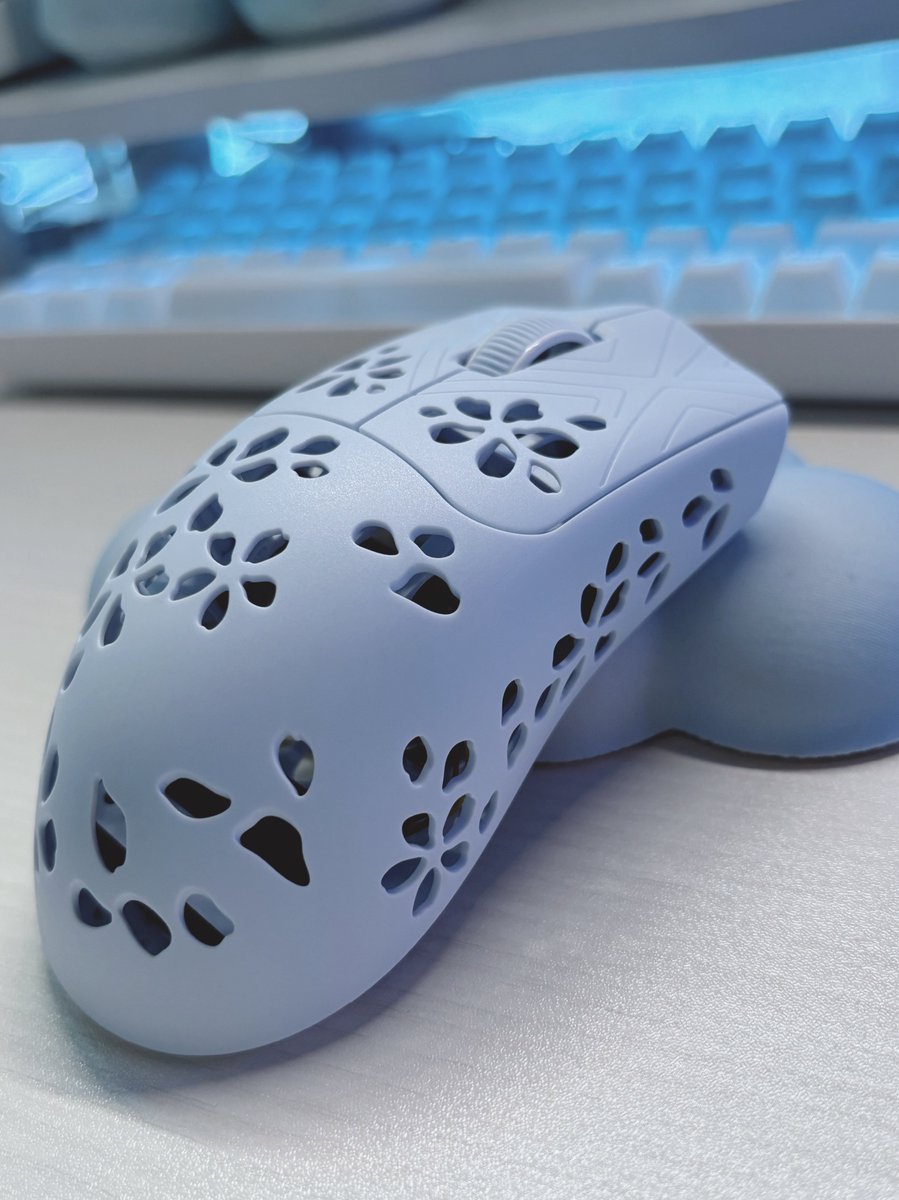 ray_mashiro's tweet image. 〖STORIA Shion GamingMouse〗
桜の花びらのデザインが可愛すぎる穴あき系のゲーミングマウス🤍🌸
さらさらとしたマットな感触でベタつかず滑りにくく、50gと超軽量型なのに剛性フレームが使われていて軋まずに持ちやすい❕
提供:STORIA様(@storia_ic)
動画はこちらから💭↓
#PR #STORIA #desksetup