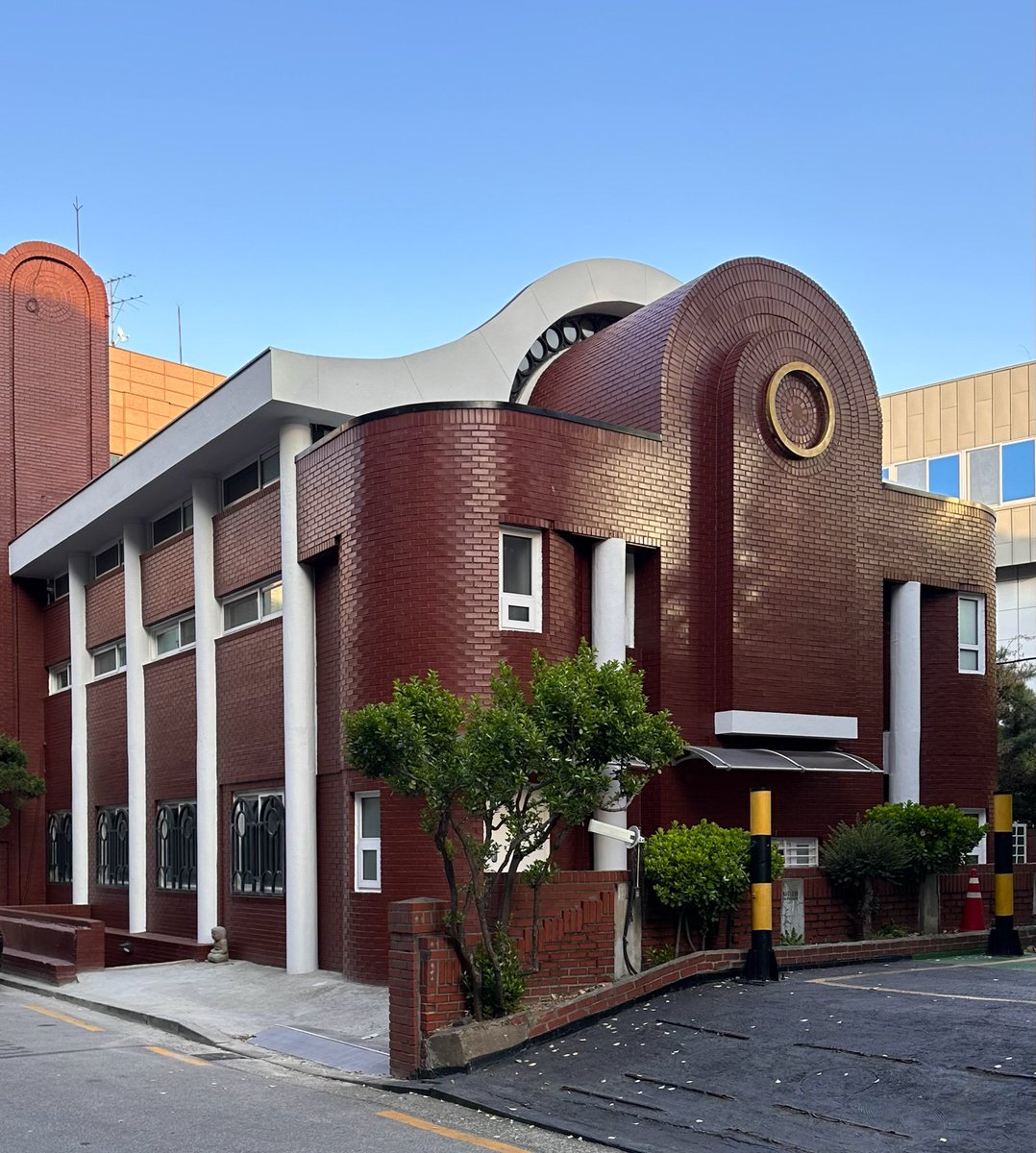 jackwgreenberg's tweet image. Won Buddhism Anam Gyodang (1989-90) by architect Kim In-cheol (b. 1947), founder of Archium.