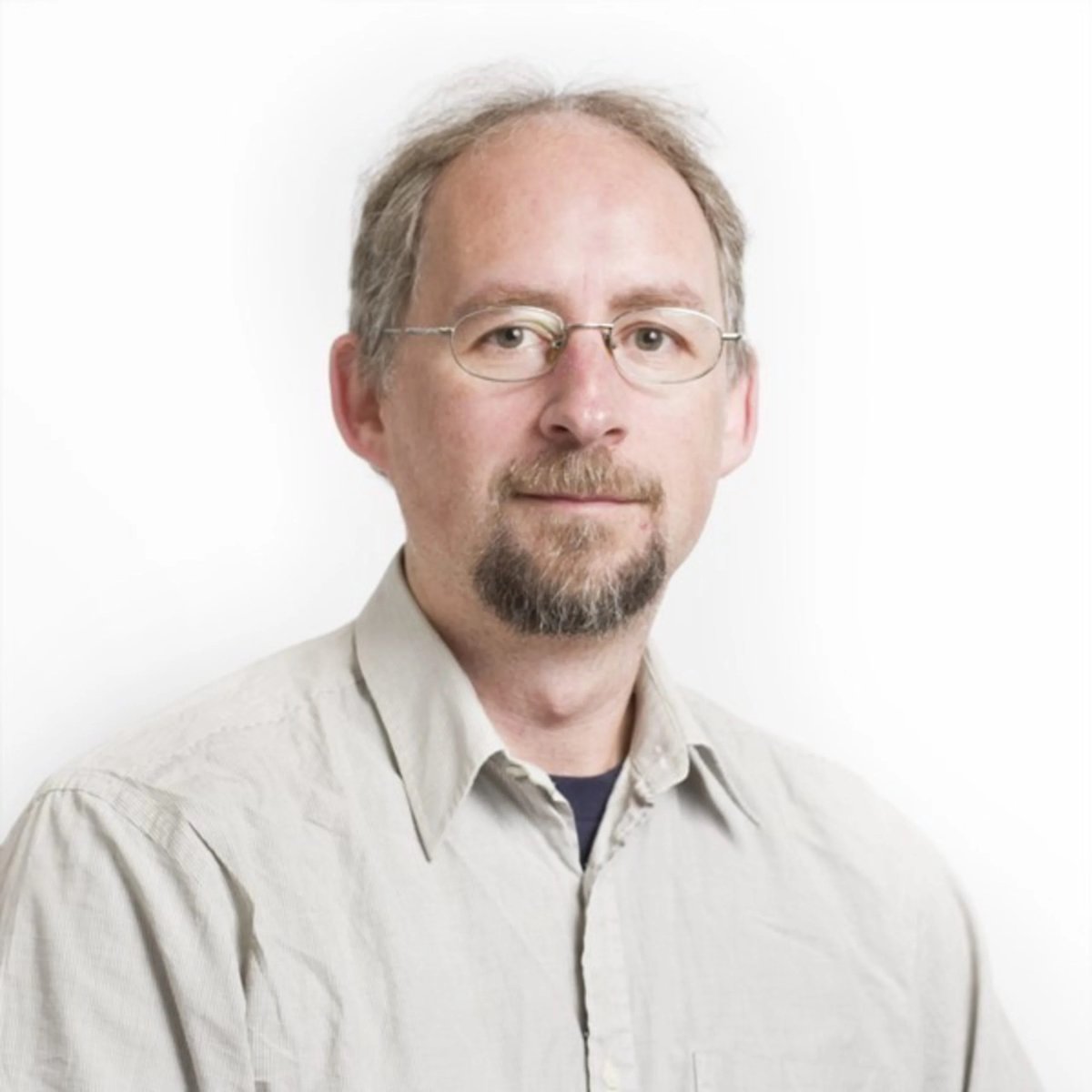 LeJournalDuCoin's tweet photo. 🚨 Le New York Times publie une enquête affirmant qu'Adam Back pourrait être Satoshi Nakamoto, en se fondant notamment sur ses premières propositions de monnaie électronique, des similitudes linguistiques et son « silence » entre 2008 et 2011. https://t.co/7SSIALqjPC