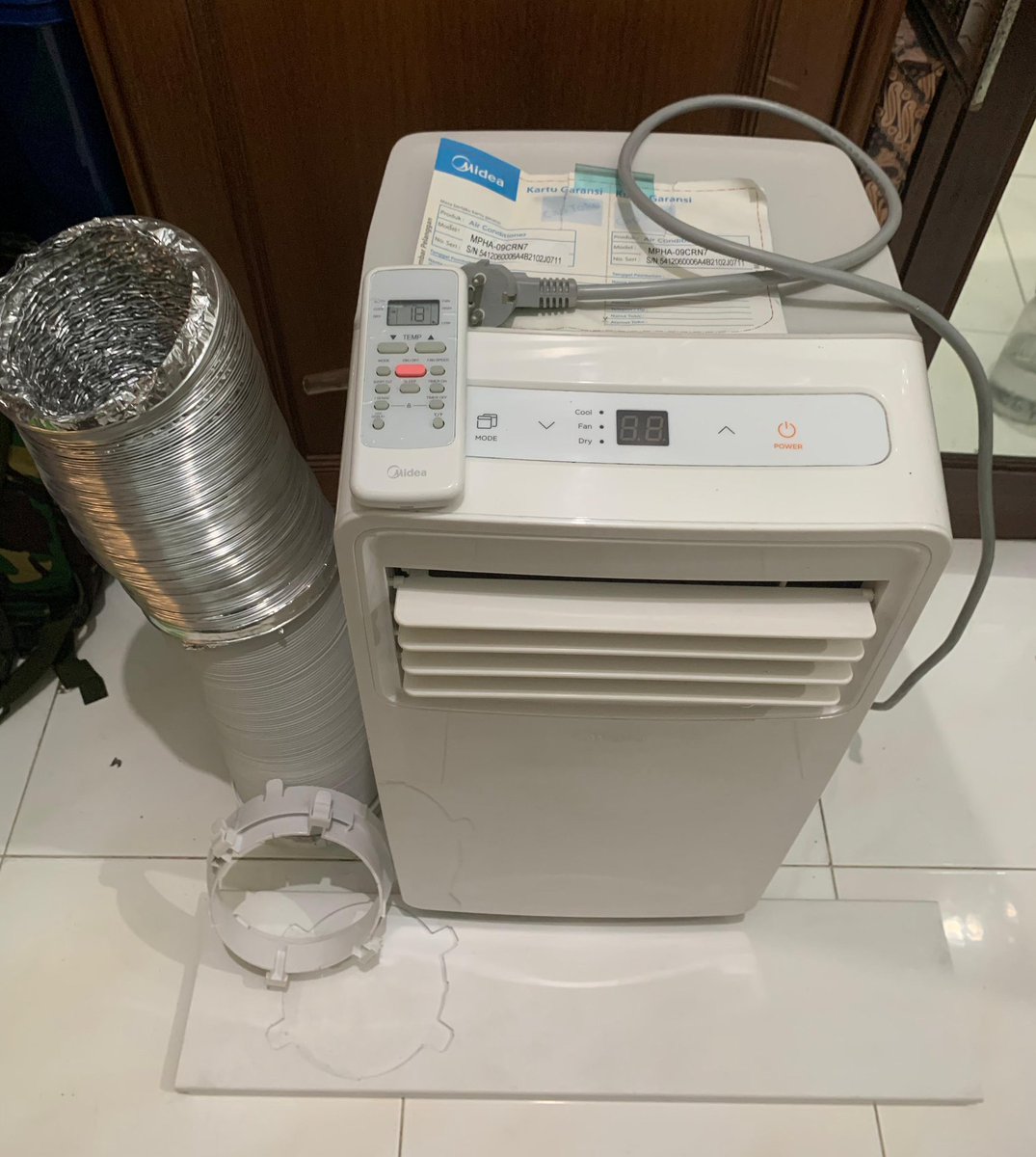 sush1SaM's tweet photo. DIJUAL jual rugi 
AC PORTABLE MIDEA 1 PK
Masih baru :( dinyalain cuma nyoba ajaa
2jt masih boleh nego
Dom jakarta
#wts #wtb https://t.co/PvZiTkZTh1