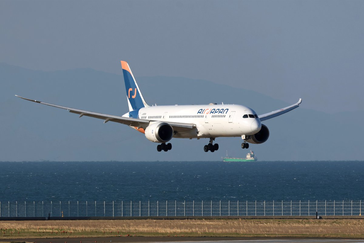 今朝のセントレアの様子です。AirJapanで活躍していたANAのボーイング