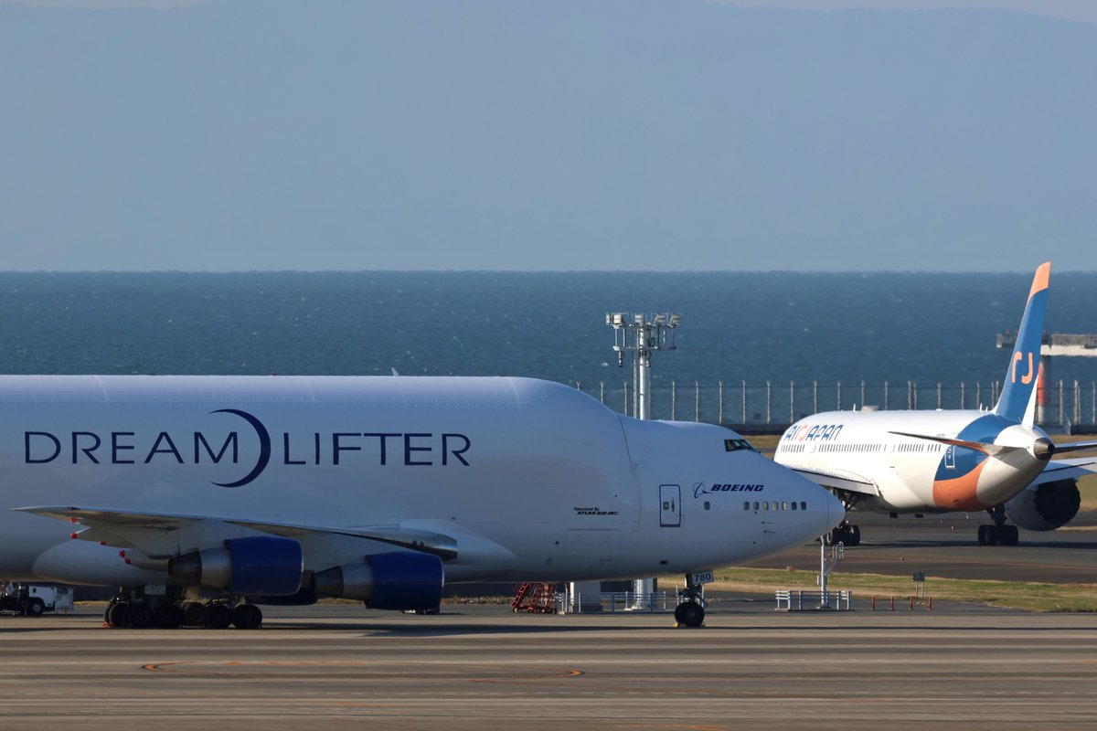 今朝のセントレアの様子です。AirJapanで活躍していたANAのボーイング787の初号機（JA801A）ですね。今朝は787の部品を運ぶボーイング747LCFドリームリフターの姿も見えました。JA801AはANAの飛行訓練機として、セントレアの空を飛んでいました。