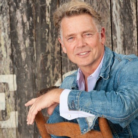 raulbrindis's tweet image. El actor y músico John Schneider @John_Schneider cumple 66 años; nació #UnDiaComoHoy 8 de Abril de 1960 en Mount Kisco, New York.