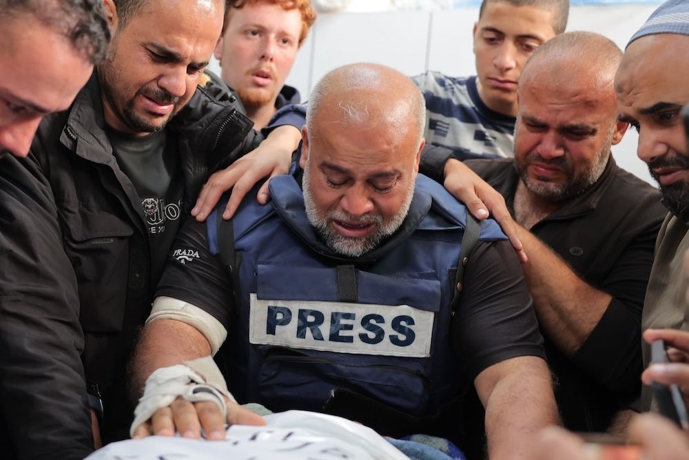 IFEX's tweet image. #Global 🌐 Threats, arrests, kidnappings, raids, administrative pressure and sexual blackmail - authorities around the world are targeting journalists' loved ones to exert pressure on them. @RSF_inter

buff.ly/8Fh1M6h