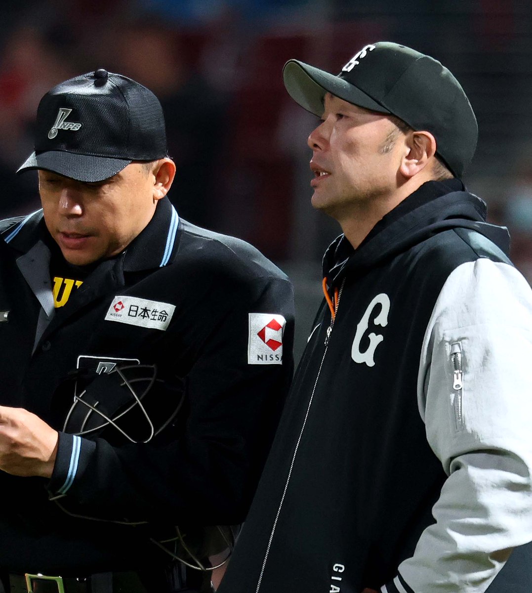 八回裏】巨人 0-1 広島 選手交代を告げる #阿部慎之助 監督。 #田中将