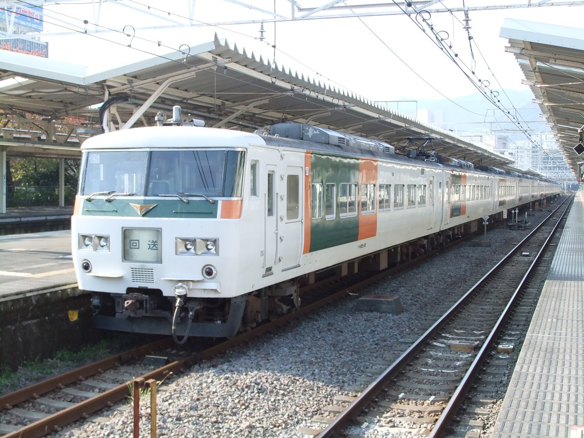 Tomo_Ishigaki's tweet photo. 185系普通列車伊東行き
12両で熱海まで来て後ろ５両は切り離し
７両で伊東まで行きます
＠熱海駅2010.11.8
#185系 #521M https://t.co/jyHngvRhCT