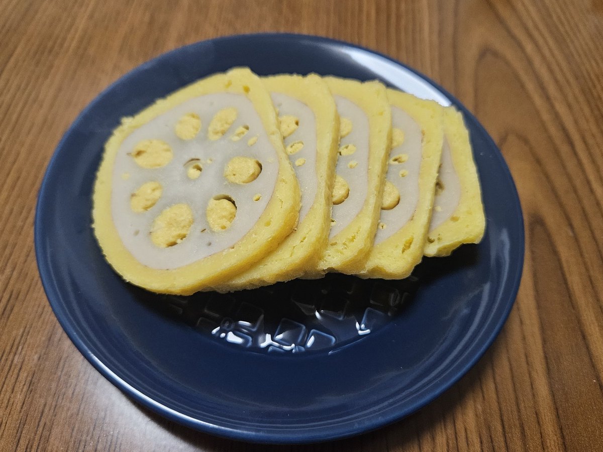 テレワークデーで始業まで近所を散歩🚶‍♂️
またエナガ発見で上機嫌で始業すると、打合せ最中にドガシャァと普段聞かない音。外見てみたらあらら、老女運転する車が突入。怪我は無い模様ながら操作ミスですね💦
お仕事🧑‍💻終わったらカミさんがお土産って、トミカ✈️&amp;物産展のからし蓮根買ってくれました😍