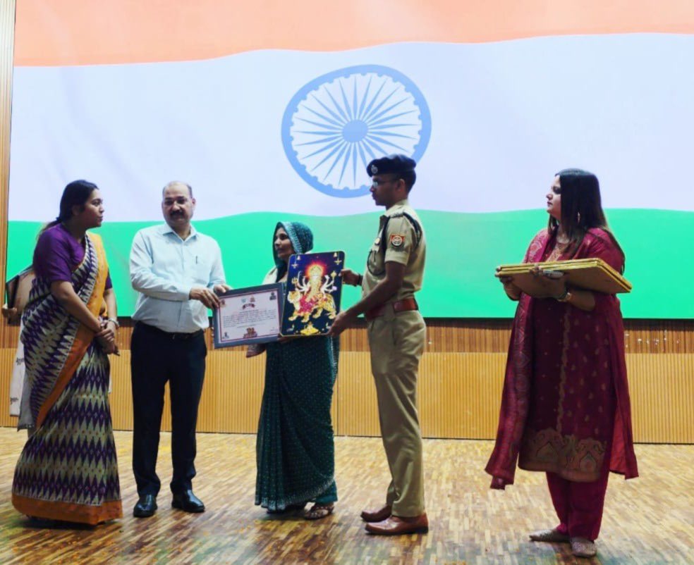uppanchayatiraj's tweet photo. जनपद मेरठ की ग्राम पंचायत नंगली किठौर की प्रधान श्रीमती ब्रजबाला को तम्बाकू मुक्त मॉडल गांव बनाने और हाईटेक लाइब्रेरी स्थापित करने पर मिला सम्मान। 

#knowyourpanchayat #panchayatirajdiwas2026 #uppanchayatiraj https://t.co/7DmyODShqm