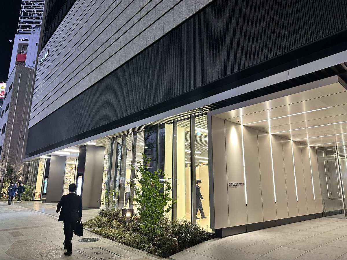 pr_chemi's tweet photo. 三省堂書店さん、145周年の節目の日。
神保町本店に初めて行ってみました。

本好きにはたまらないですね。

あっ、この本推したいんだ〜とか
この本、置いてるの！？とか
いろいろあって面白かったです。

もちろん、funnyではなく、
interestingの意味で。

また行きたい🥰です。行きます！ https://t.co/rdfutufFXY