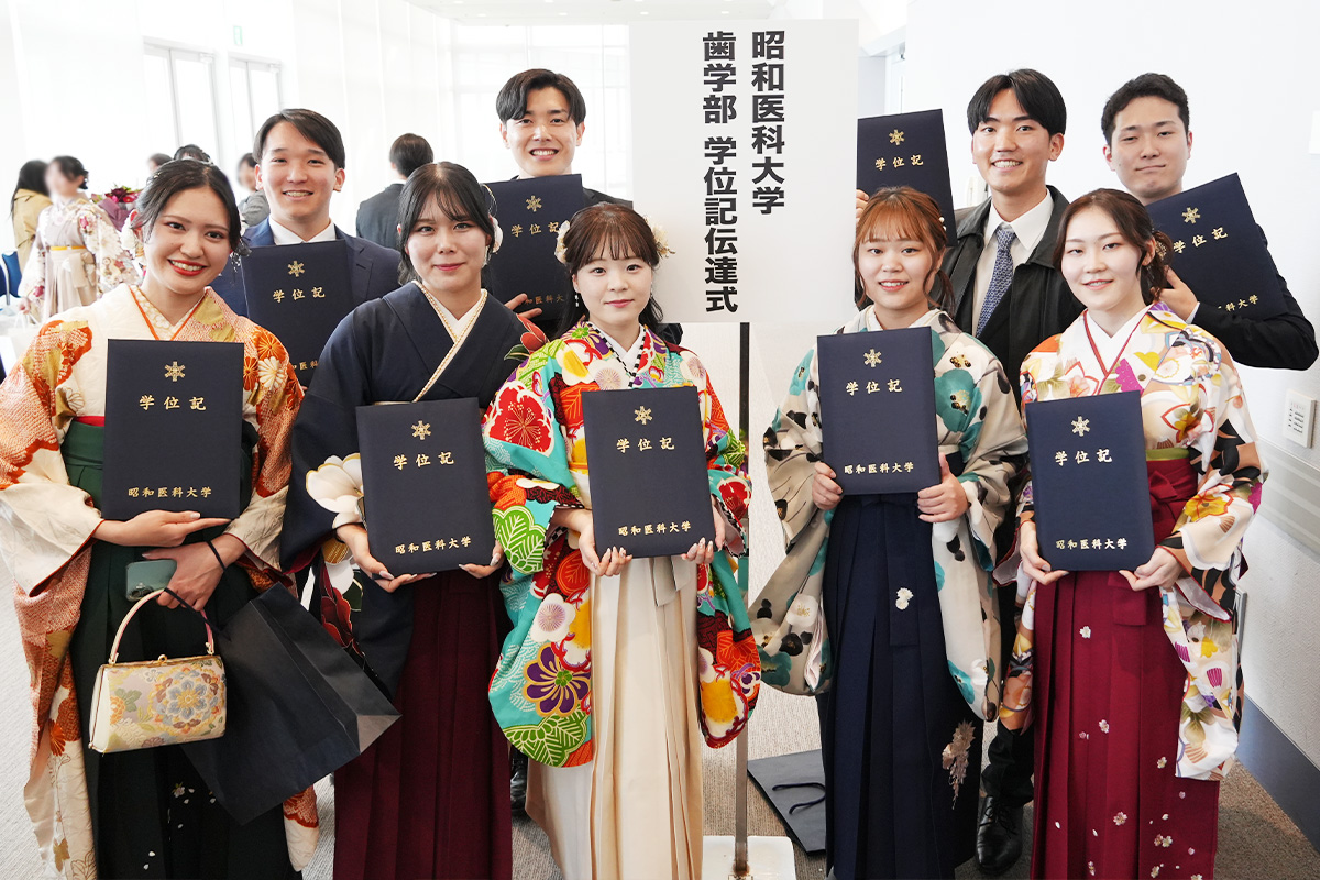 【記事公開のお知らせ📝】
3月17日、令和7年度昭和医科大学卒業式をパシフィコ横浜国立大ホールで挙行し、544名が医療人としての門出を迎えました。
卒業生の皆さま、おめでとうございます🌸

🔽詳細はこちら
showa-u.ac.jp/news/nid000086…
