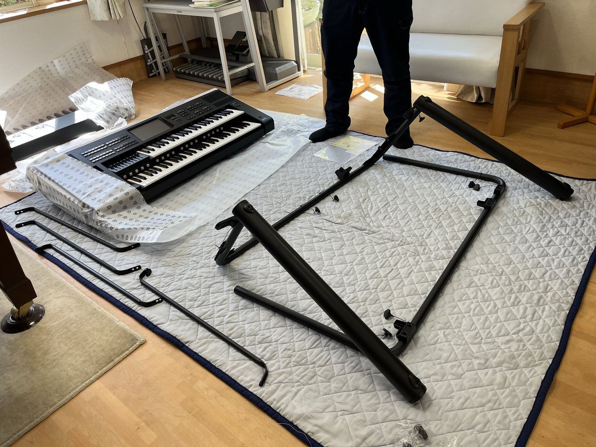 tomoya517's tweet photo. 我が家に新しいエレクトーンお迎えしました😆
運送屋さんが組み立ててく��ます。じっくり見学しました。
素晴らしい音が奏でられますように🎵
しかしお天気良い日で良かった！
#ヤマハ
#エレクトーン
#els03 https://t.co/IoiCFFhgkV