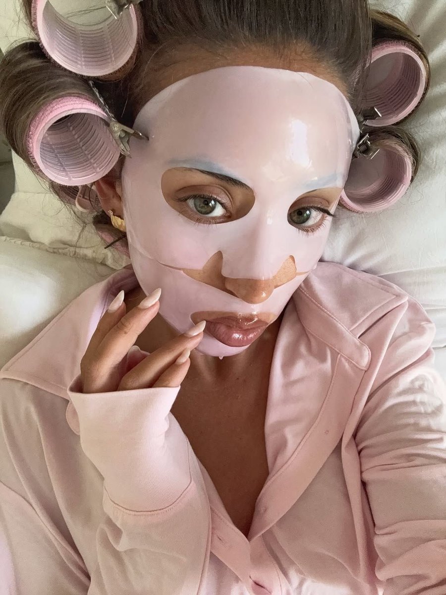 Diorgirlx's tweet photo. i love self care. i love being a woman https://t.co/RhB1iTk7jM