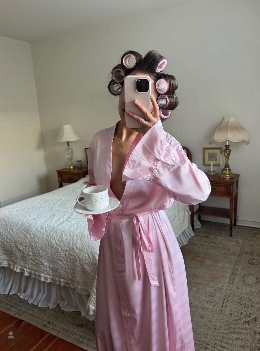 Diorgirlx's tweet photo. i love self care. i love being a woman https://t.co/RhB1iTk7jM