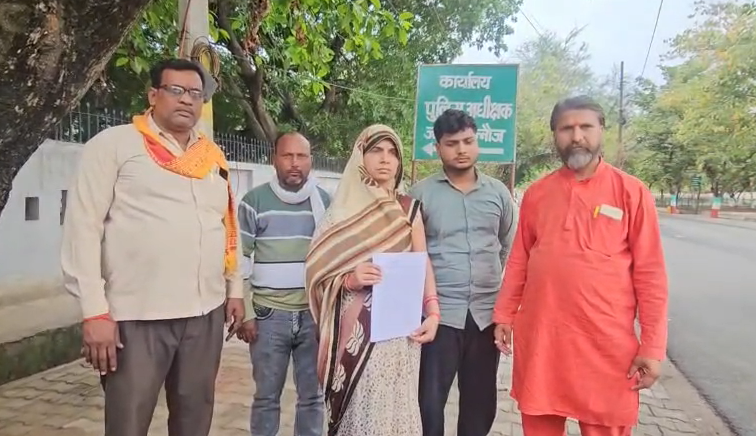bstvlive's tweet photo. कन्नौज : बच्चों के विवाद में दहशत में परिवार
➡रंजिश के चलते दहशत में परिवार
➡दबंगों पर कार्रवाई करने की मांग
➡एसपी ऑफिस पहुंच लगाई गुहार
➡बच्चों के विवाद में हमला किया था
➡सौरिख थाना क्षेत्र का मामला
#KannaujNews #ChildDispute #FamilySafety @kannaujpolice https://t.co/C5HXw8OTKl