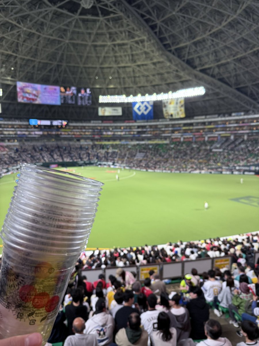basukekkk's tweet photo. 福岡にはホークスという文化がしっかり根付いている。  

唐人町駅で、仕事終わりのスーツ姿の女の子グループのバックに、パカパカメガホンが入っている。
祭りでは、地元の吹奏楽部が「若鷹軍団」を堂々と演奏する。  

大分で、トリニータをそんな「文化」にどう根付かせたらいいんだろう。 https://t.co/3vIoEqHEkf
