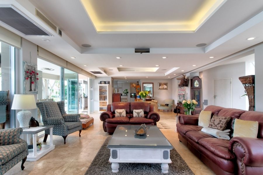 propcentralsa's tweet image. Step into your dream home at the prestigious Royal Alfred Marina, listed for R25,000,000. View it now at buff.ly/lVV8uPW
5 Bedrooms| 5 Bathrooms| 4 Garages| Pool
Follow #PropertyCentral for #EXTREME property