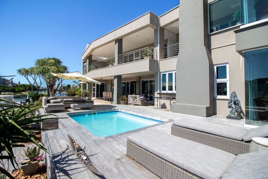 propcentralsa's tweet image. Step into your dream home at the prestigious Royal Alfred Marina, listed for R25,000,000. View it now at buff.ly/lVV8uPW
5 Bedrooms| 5 Bathrooms| 4 Garages| Pool
Follow #PropertyCentral for #EXTREME property