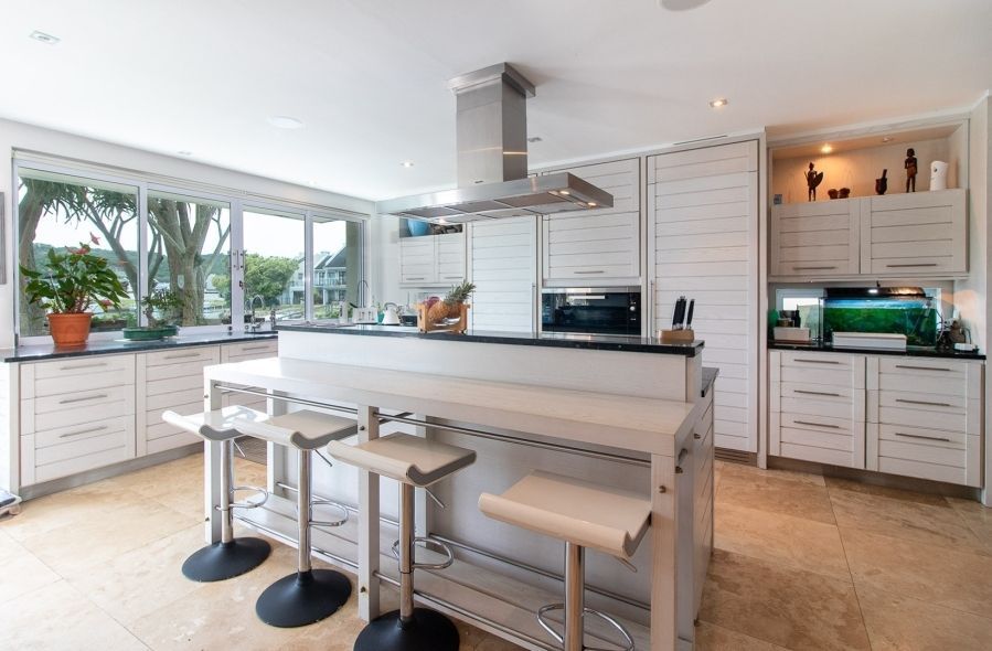 propcentralsa's tweet image. Step into your dream home at the prestigious Royal Alfred Marina, listed for R25,000,000. View it now at buff.ly/lVV8uPW
5 Bedrooms| 5 Bathrooms| 4 Garages| Pool
Follow #PropertyCentral for #EXTREME property