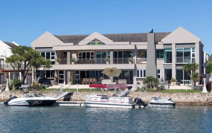 propcentralsa's tweet image. Step into your dream home at the prestigious Royal Alfred Marina, listed for R25,000,000. View it now at buff.ly/lVV8uPW
5 Bedrooms| 5 Bathrooms| 4 Garages| Pool
Follow #PropertyCentral for #EXTREME property