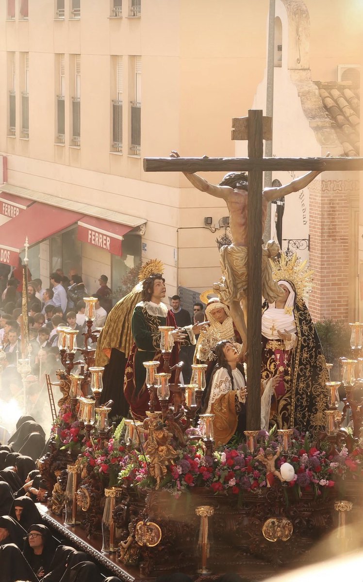 ¿De qué sirve ser nazareno si el corazón rechaza la conversión? ¿De qué sirve estar en una junta si no evangelizamos con nuestra vida? ¿De qué sirve sufrir debajo de un trono si no estamos dispuestos a sufrir por acercarnos a Cristo?

Sin fe, en nuestras hermandades no hay nada.