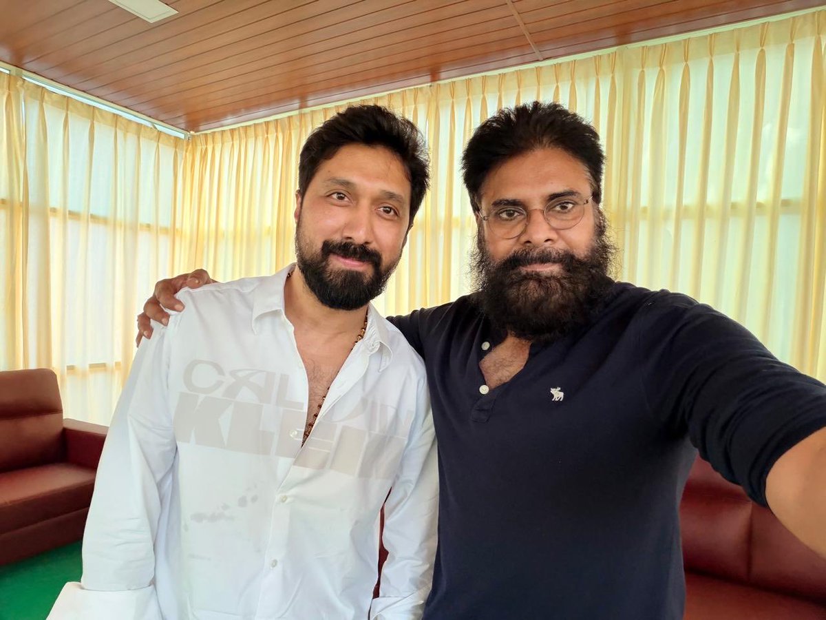 Narendra4News's tweet image. Director #Bobby met his ideal #PawanKalyan and shared his admiration.

He praised him as a true karmayogi who gave up personal comforts to serve people, calling the meeting inspiring and heartfelt. ❤️

@PawanKalyan @dirbobby #janasena