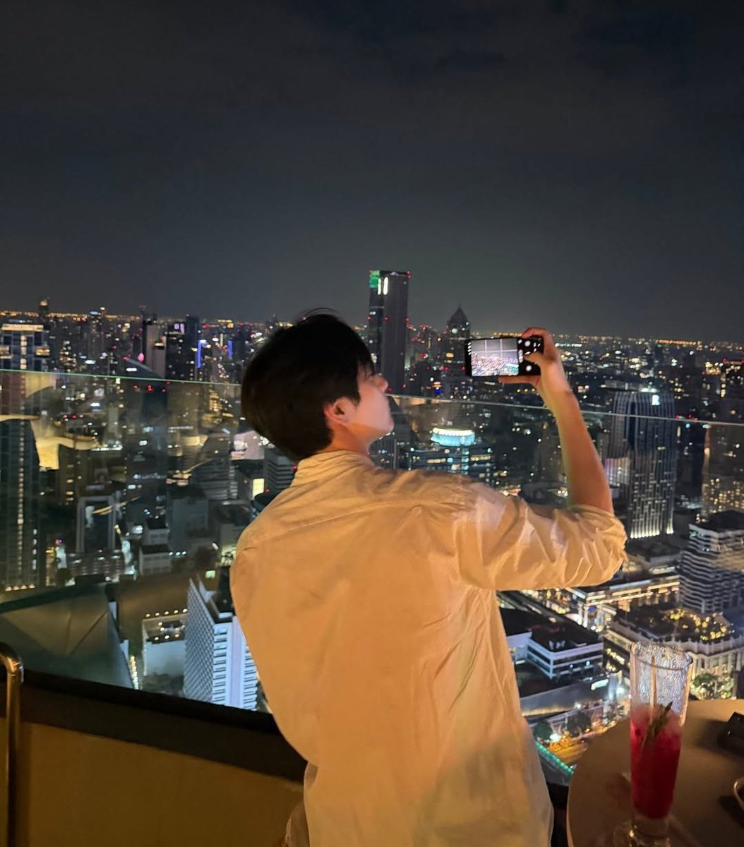 soobijnchoi's tweet photo. Hingga saatnya tiba, bentala sudah terlanjur lelah dengan sikap mereka, sudah terlanjur sakit dan kecewa. Pada akhirnya dia menyerah, tertunduk pasrah dan menunggu balasan atas segala perbuatan penghuninya. https://t.co/bAEDml3chY