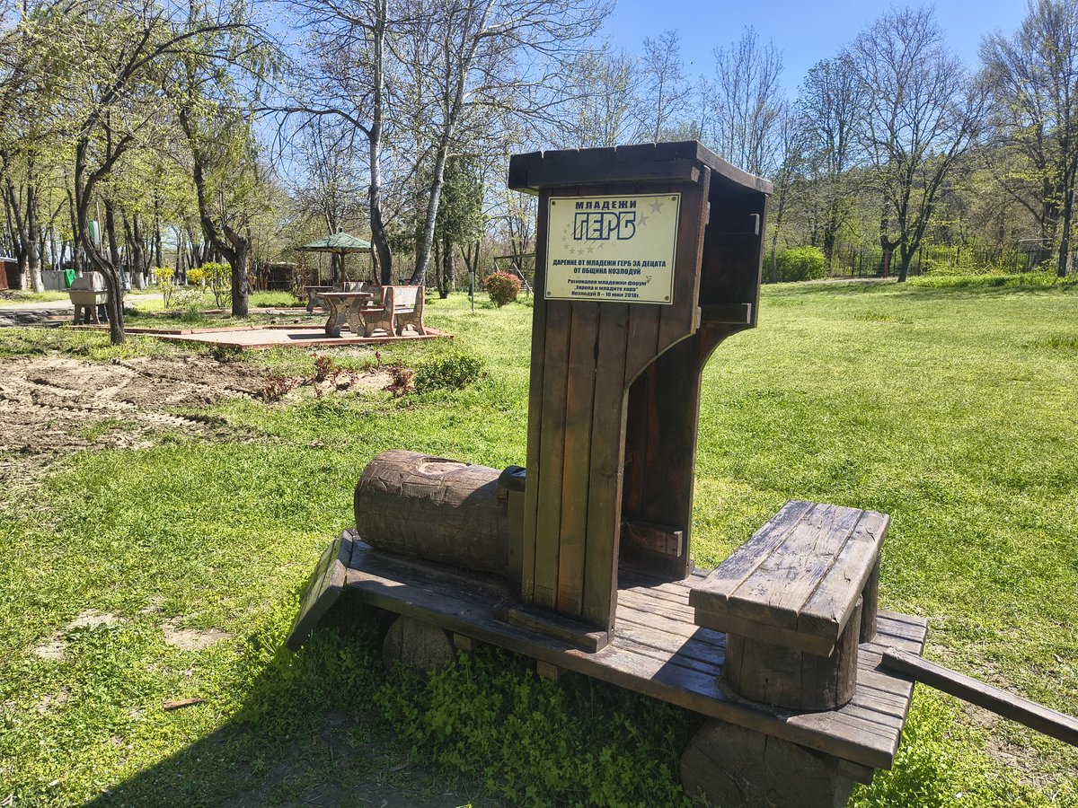 Лека Партийна Жена° tweet media