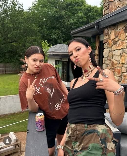 native_history_'s tweet image. She is Half Navajo from the Navajo Nation of the Hon´agha´ahnii Clan and half Sans Arch Lakota Sioux of the Cheyenne River Tribe….made history as The First fulltime college student (Male or Female) to ever come out of the state of Kansas and win a National Intercollegiate  KS…