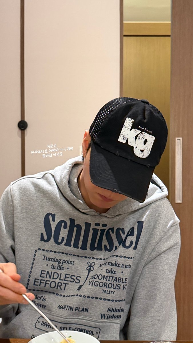 j_jshcmp's tweet photo. 이태원에서 놀고 숙취에 절다가 가족 만난 성호
가족 앞에서는 티 안내고 잘 있다가 준성이 무릎에 누워서 긴장 푸는거봐ㅠㅠ 저 손구락을 봐 
진심 성호의 비빌언덕 https://t.co/N0wN2L5WAF