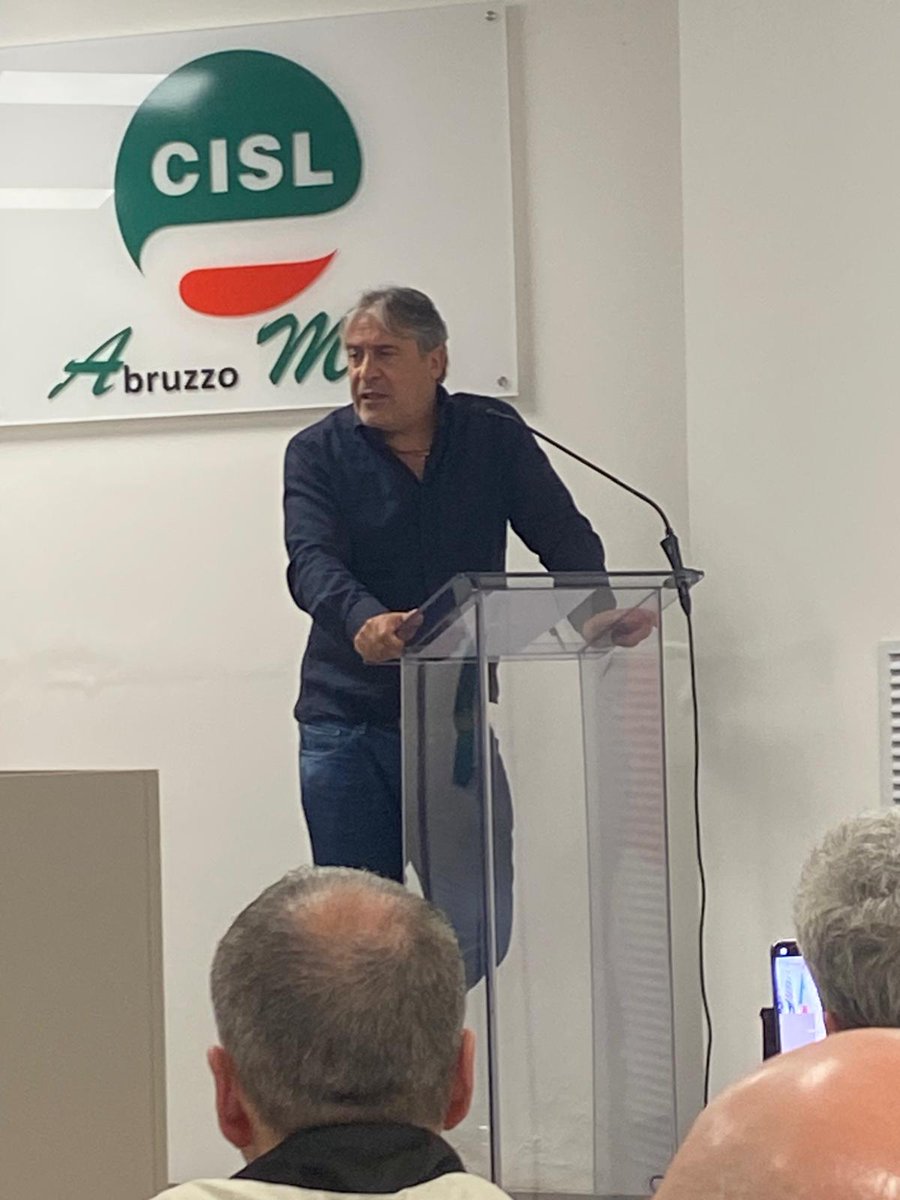 FilcaCisl's tweet photo. Il segretario generale della Filca-Cisl nazionale, Ottavio De Luca, ha chiuso l'Esecutivo della Filca-Cisl #Abruzzo #Molise, alla presenza dei segretari generali della #Cisl regionale, Giovanni Notaro, e della Filca regionale, Giancarlo De Sanctis. 
De Luca: "Tra le proposte che come Filca abbiamo lanciato per il dopo #Pnrr c'è quella di potenziare gli interventi per la messa in #sicurezza del #territorio dal rischio idrogeologico. In questo territorio i drammatici eventi di #Silvi e di #Petacciato sono l'emblema della situazione nazionale. La nostra proposta è di scorporare gli investimenti per il dissesto idrogeologico in Italia dal Patto di Stabilità europeo, viste le caratteristiche morfologiche del nostro Paese. E poi bisognerebbe usare meglio i fondi già resi disponibili dall'#Ue, accelerando i progetti grazie ad un più efficace coordinamento tra Stato, Regioni e Comuni".