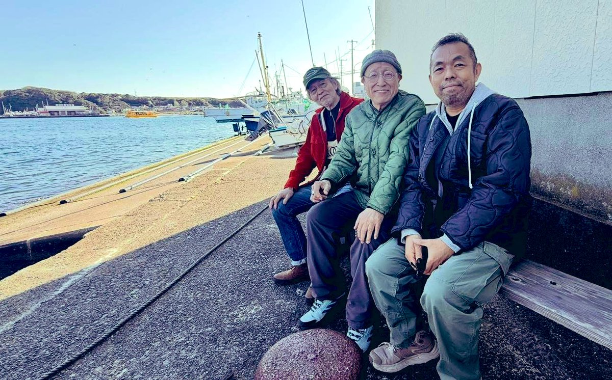dudleytt's tweet photo. 映画『ストリートキングダム』に関連してインタビューが続いている。

https://t.co/99YrnN8jxA

昨日公開されたのは、渋谷 Face Records の創業者・武井進一氏によるもので、“東京ロッカーズ”（1978）以前、僕が20代の頃の行動を深掘りしている。
そんなことに興味がある人がいるとは思えないが、武井氏は彼自身が知りたいことを探求し続けていて、そこに“s-ken”のキャリアが引っかかってきたということだろう。
30年にわたり渋谷を“レコードの街”にする役割を果たし、ニューヨーク・ブルックリンにまで支店を持った人物が、50代後半になって能動的に動き出している。
そのインタビューの内容は映画『ストリートキングダム』とはあまり関わりがなく、彼独自の興味を感じさせるものだ。
インタビューは昨秋に行われたものだが、数日前にはなんと、設立50周年の「トムス・キャビン」麻田浩氏と一緒に三崎港に現れた。
なぜこの二人が一緒に来るのか謎だったが、仕事場や北条湾沿いのベンチで話しているうちに、なんとなく分かってきた。
話のキーワードは、武井氏の夢が叶ってレコード制作した“立川談志”と、アメリカの商業デザインを刷新した革新的な日系アメリカ人、“ニール・フジタ”だ。
特に武井氏も麻田氏も、「アメリカ戦後デザイン史」「日系アメリカ人史」「ジャズ文化史」の三つが交差する、ドラマチックな来歴を持つニール・フジタ（S. Neil Fujita / 藤田定光）に関心があり、そこで出会ったという。
“アルバムジャケットも芸術である”という革命を起こしたニール・フジタの代表作は、以下のようなものがある。

デイヴ・ブルーベック『Time Out』
チャールズ・ミンガス『Mingus Ah Um』
マイルス・デイヴィス『'Round About Midnight』

武井氏や麻田氏と同様に、僕も彼らの“深掘り仲間”になったような気分。そんな小春日和の一日だった。