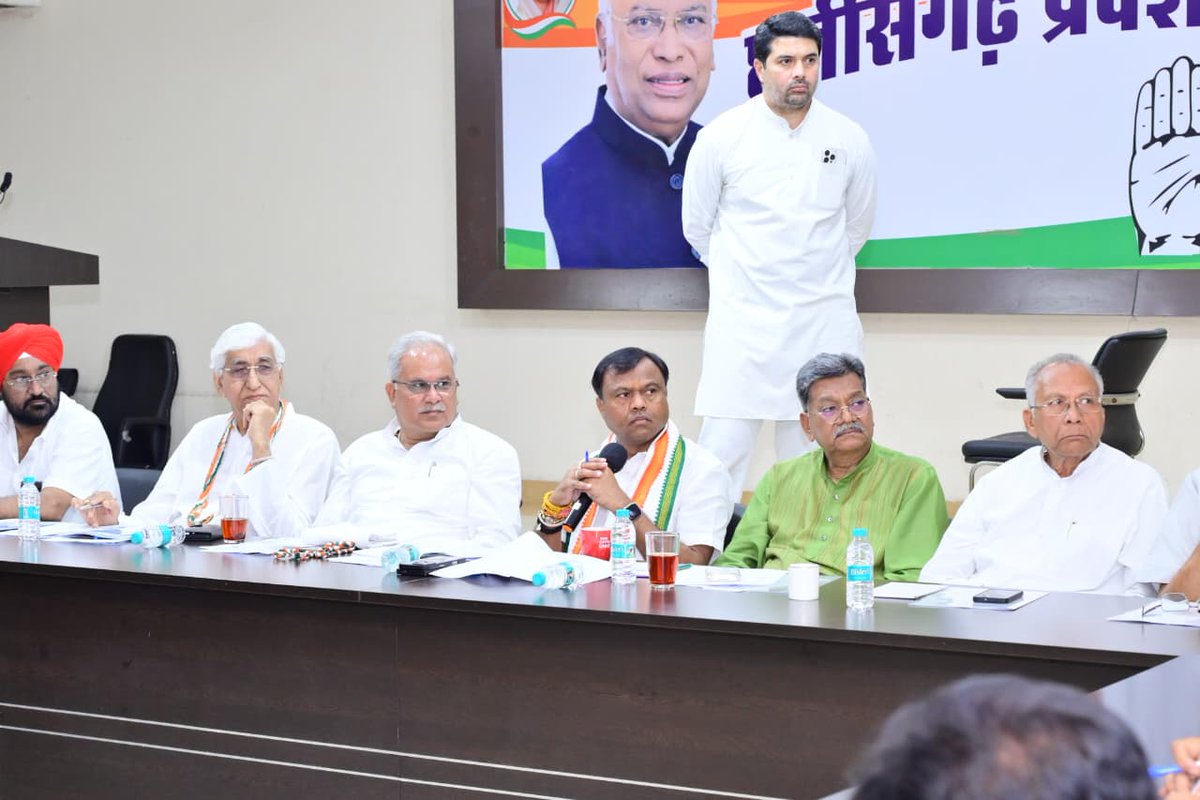 TS_SinghDeo's tweet photo. आज राजीव भवन, रायपुर में जिला कांग्रेस अध्यक्षों एवं जिला बूथ प्रभारियों की महत्वपूर्ण समीक्षा बै���क संपन्न हुई।

बैठक में संगठन को और अधिक सुदृढ़ बनाने, बूथ स्तर तक सक्रियता बढ़ाने तथा आगामी रणनीतियों को लेकर विस्तृत एवं सार्थक चर्चा की गई।

इस अवसर पर प्रदेश अध्यक्ष श्री दीपक बैज जी, नेता प्रतिपक्ष डॉ. चरणदास महंत जी, पूर्व मुख्यमंत्री श्री भूपेश बघेल जी, पूर्व उपमुख्यमंत्री एवं पूर्व गृह मंत्री श्री ताम्रध्वज साहू जी तथा पूर्व मंत्री श्री रवींद्र चौबे जी सहित अन्य वरिष्ठ नेताओं की ��रिमामयी उपस्थिति रही।

बैठक के दौरान असम के मुख्यमंत्री हिमंत बिस्वा सरमा द्वारा कांग्रेस के राष्ट्रीय अध्यक्ष श्री मल्लिकार्जुन खड़गे जी एवं लोकसभा में नेता प्रतिपक्ष श्री राहुल गांधी जी पर की गई अशोभनीय टिप्पणी के विरोध में कड़ा निंदा प्रस्ताव पारित किया गया।

साथ ही, वरिष्ठ कांग्रेस नेत्री श्रीमती मोहसिना किदवई जी के निधन पर गहरा शोक व्यक्त करते हुए उन्हें भावभीनी श्रद्धांजलि अर्पित की गई।