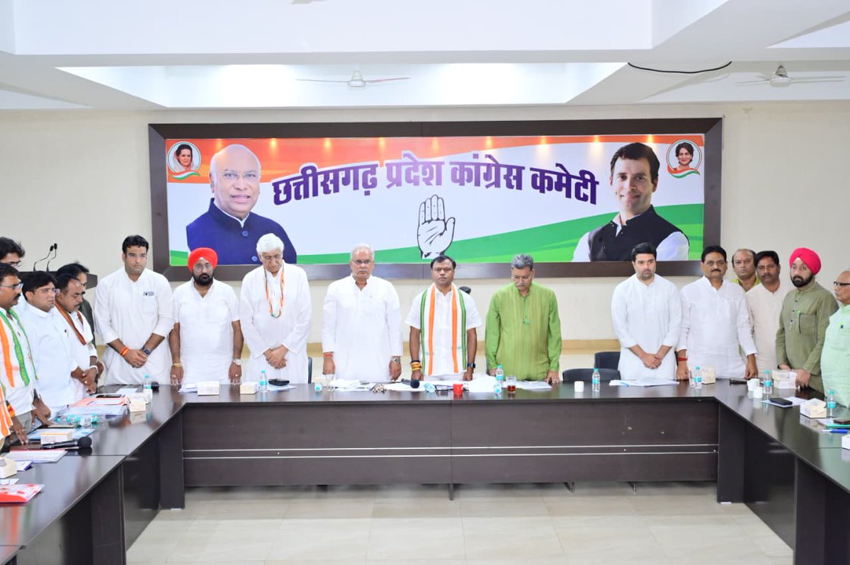 TS_SinghDeo's tweet photo. आज राजीव भवन, रायपुर में जिला कांग्रेस अध्यक्षों एवं जिला बूथ प्रभारियों की महत्वपूर्ण समीक्षा बै���क संपन्न हुई।

बैठक में संगठन को और अधिक सुदृढ़ बनाने, बूथ स्तर तक सक्रियता बढ़ाने तथा आगामी रणनीतियों को लेकर विस्तृत एवं सार्थक चर्चा की गई।

इस अवसर पर प्रदेश अध्यक्ष श्री दीपक बैज जी, नेता प्रतिपक्ष डॉ. चरणदास महंत जी, पूर्व मुख्यमंत्री श्री भूपेश बघेल जी, पूर्व उपमुख्यमंत्री एवं पूर्व गृह मंत्री श्री ताम्रध्वज साहू जी तथा पूर्व मंत्री श्री रवींद्र चौबे जी सहित अन्य वरिष्ठ नेताओं की ��रिमामयी उपस्थिति रही।

बैठक के दौरान असम के मुख्यमंत्री हिमंत बिस्वा सरमा द्वारा कांग्रेस के राष्ट्रीय अध्यक्ष श्री मल्लिकार्जुन खड़गे जी एवं लोकसभा में नेता प्रतिपक्ष श्री राहुल गांधी जी पर की गई अशोभनीय टिप्पणी के विरोध में कड़ा निंदा प्रस्ताव पारित किया गया।

साथ ही, वरिष्ठ कांग्रेस नेत्री श्रीमती मोहसिना किदवई जी के निधन पर गहरा शोक व्यक्त करते हुए उन्हें भावभीनी श्रद्धांजलि अर्पित की गई।