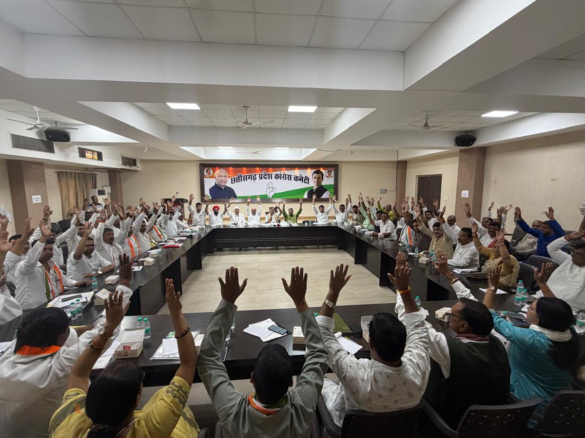 आज राजीव भवन, रायपुर में जिला कांग्रेस अध्यक्षों एवं जिला बूथ प्रभारियों की महत्वपूर्ण समीक्षा बैठक संपन्न हुई।

बैठक में संगठन को और अधिक सुदृढ़ बनाने, बूथ स्तर तक सक्रियता बढ़ाने तथा आगामी रणनीतियों को लेकर विस्तृत एवं सार्थक चर्चा की गई।

इस अवसर पर प्रदेश अध्यक्ष श्री दीपक