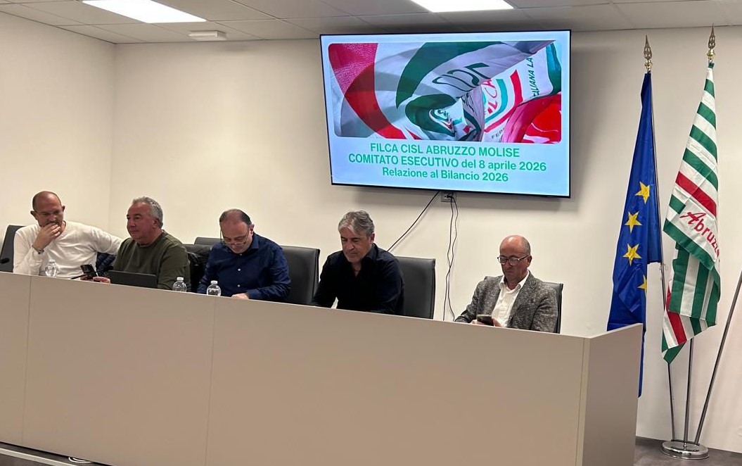 FilcaCisl's tweet photo. Il segretario generale della Filca-Cisl nazionale, Ottavio De Luca, ha chiuso l'Esecutivo della Filca-Cisl #Abruzzo #Molise, alla presenza dei segretari generali della #Cisl regionale, Giovanni Notaro, e della Filca regionale, Giancarlo De Sanctis. 
De Luca: "Tra le proposte che come Filca abbiamo lanciato per il dopo #Pnrr c'è quella di potenziare gli interventi per la messa in #sicurezza del #territorio dal rischio idrogeologico. In questo territorio i drammatici eventi di #Silvi e di #Petacciato sono l'emblema della situazione nazionale. La nostra proposta è di scorporare gli investimenti per il dissesto idrogeologico in Italia dal Patto di Stabilità europeo, viste le caratteristiche morfologiche del nostro Paese. E poi bisognerebbe usare meglio i fondi già resi disponibili dall'#Ue, accelerando i progetti grazie ad un più efficace coordinamento tra Stato, Regioni e Comuni".