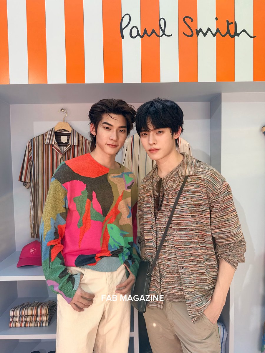 fabmagazineth's tweet photo. #ตี๋ตี๋ป๋อ ในงาน “Pool Smith” เปิดตัวคอลเล็กชัน Paul Smith Spring Summer 2026 ถ่ายทอดสไตล์สนุกสนานผ่านลวดลายและสีสันสดใส ซึ่งอินสไปร์มาจากบันทึกการเดินทางทั่วโลกของ Paul Smith ท่ามกลางบรรยากาศซัมเมอร์ริมสระว่ายน้ำ 💚

#PaulSmithTH 
 #PaulSmithxTeeTeePor https://t.co/sCb3e3TDR5