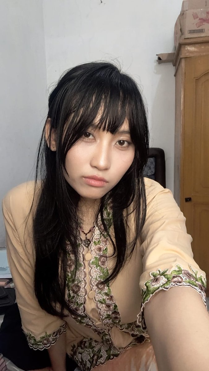 rhoeooo's tweet photo. nemu kebaya pas mau pensi maba https://t.co/fL9eIDnF69