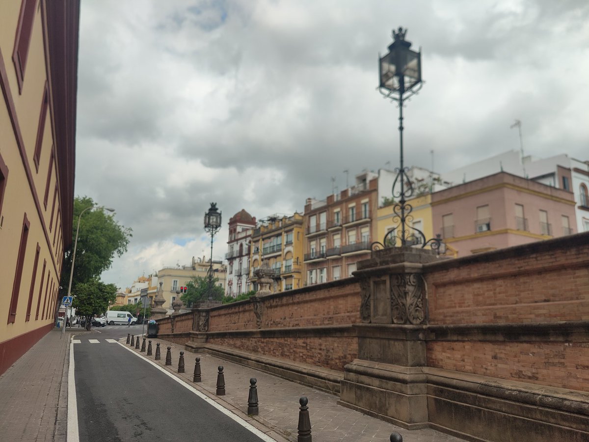 antzz1980's tweet photo. Una pena que lleve ya bastante tiempo así roto un monumento artístico como el puente de San Bernardo ,además de bastante sucio .
@Ayto_Sevilla https://t.co/PUpVLun6Ko
