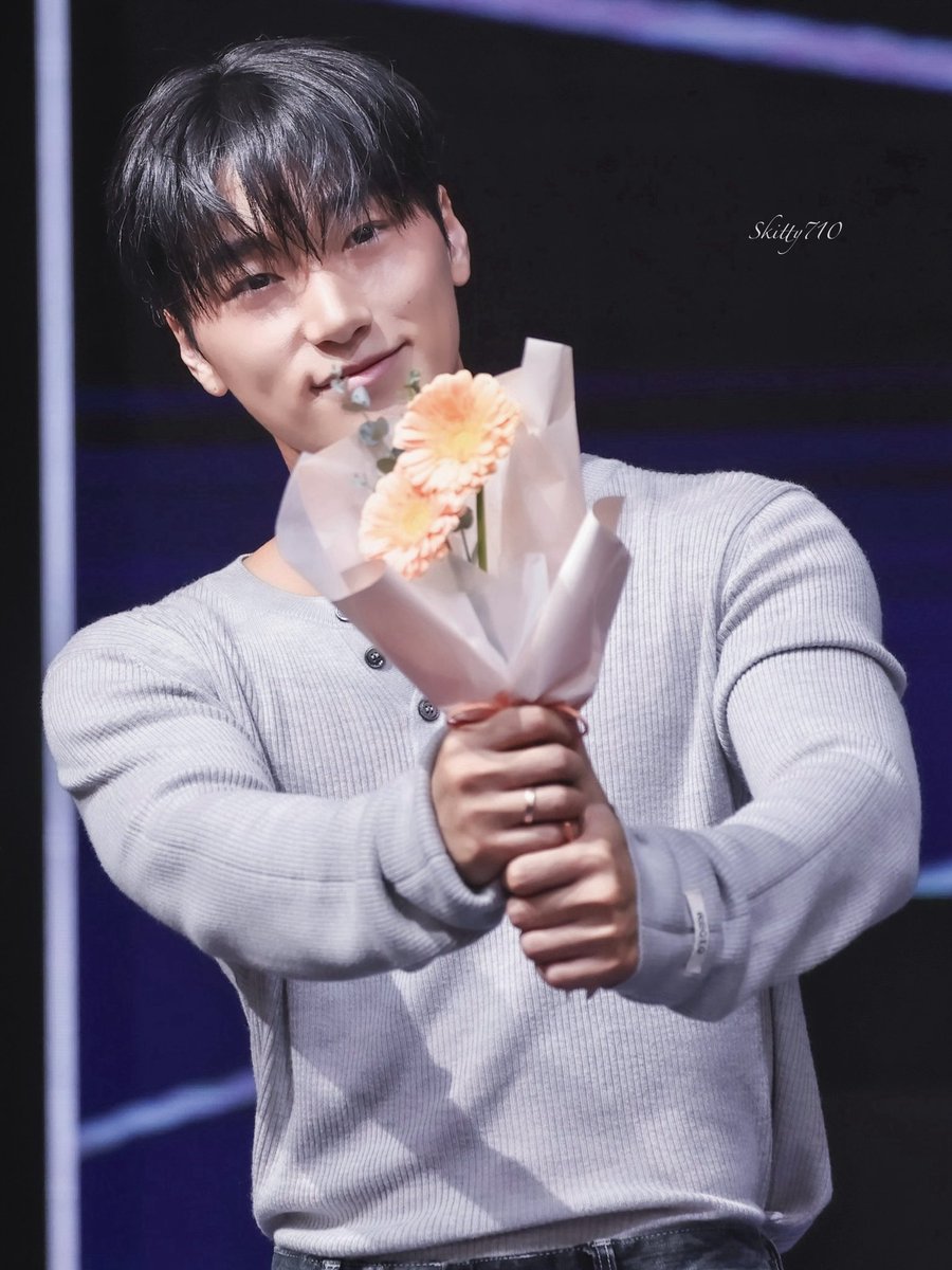 Skitty710's tweet photo. 260324 HL
💐

#ATEEZ #에이티즈 #산 #최산 #SAN #CHOISAN https://t.co/ykq9asOZTA