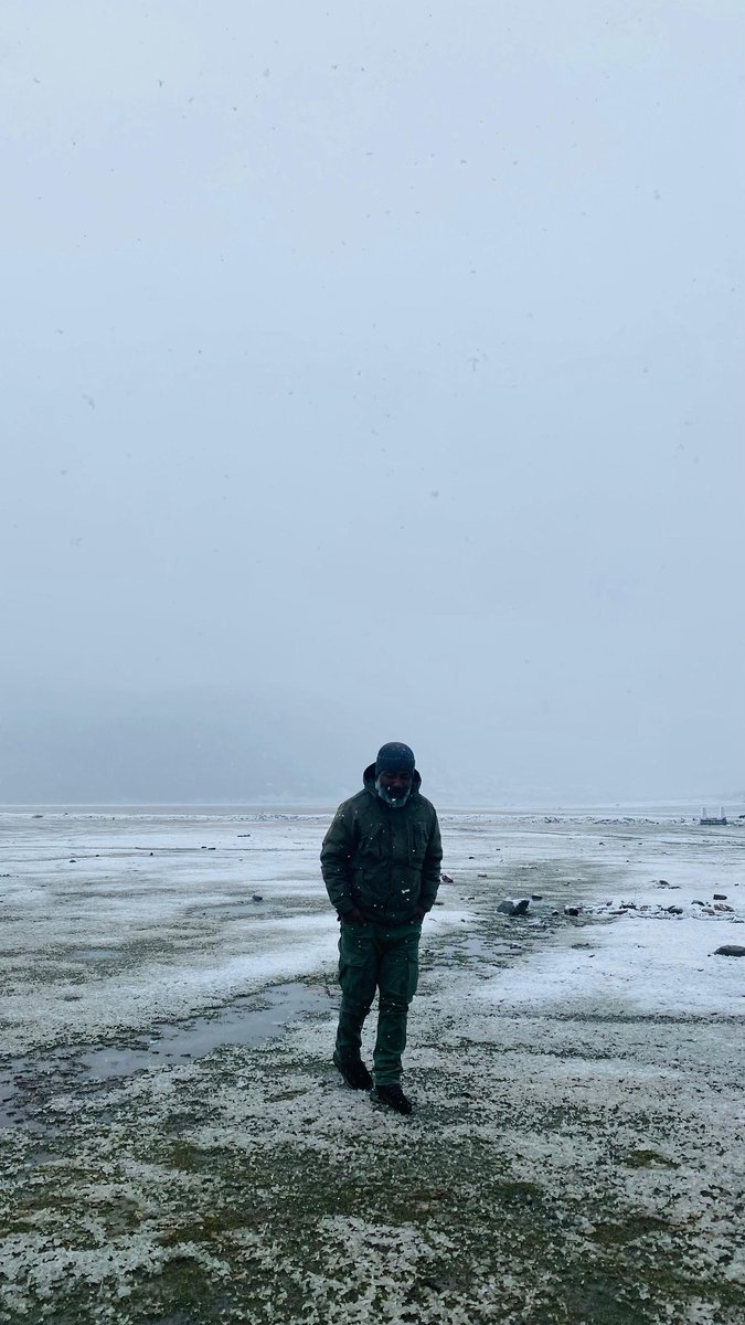 म बबुरो, प्रकृतिसँग रमाउँदै हिउँमा खेल्दै,
सेतो चिसोपन भित्र न्यानो खुशी खोज्दै,
प्रत्येक हिउँका थोपामा बाल्यकाल सम्झिँदै,
मौन हिमाल सँग आफ्नै कथा बाँड्दै…
आज फेरि, म आफैँलाई भेट्दैछु
निर्दोष, स्वतन्त्र, अनि प्रकृतिमा हराउँदै। ❄️🌿
             #म_अनि_मेरो_भावना