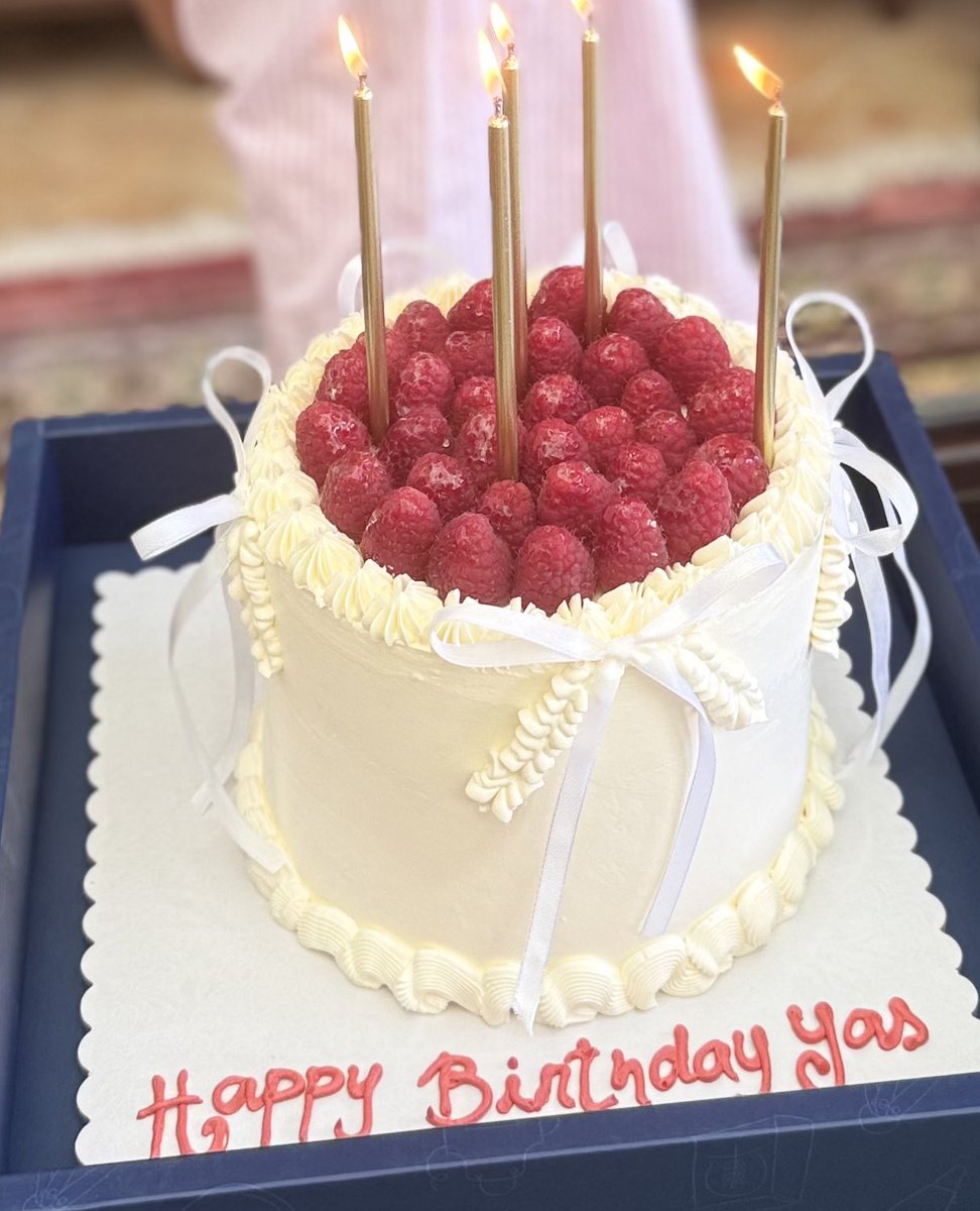 يـاس🇦🇪 tweet media