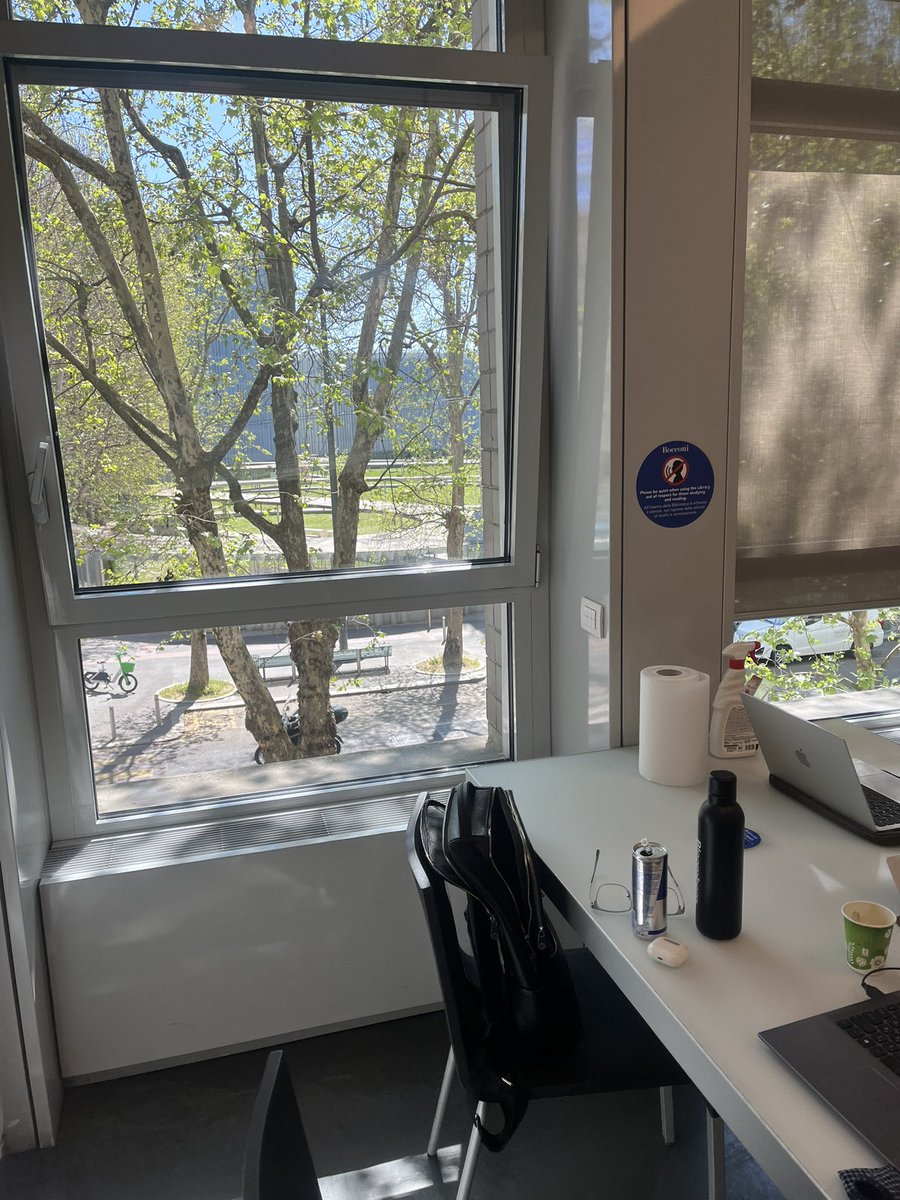 Пасхаға каникул, кітапханада адам жоқ