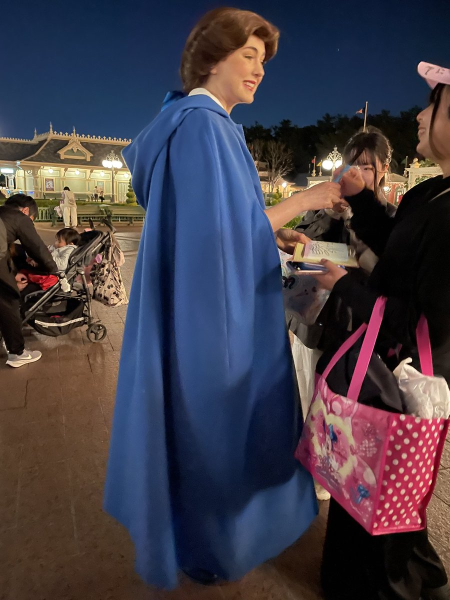 cherryrose0227's tweet photo. フリグリがかなり多かった！
夜にアリスやベルに会えたのにびっくりした！
明るいうちにしかやらないイメージだったのに
子がベル会いたいって言ってたから最後に会えてやったー！ https://t.co/pAUOmcZwIE