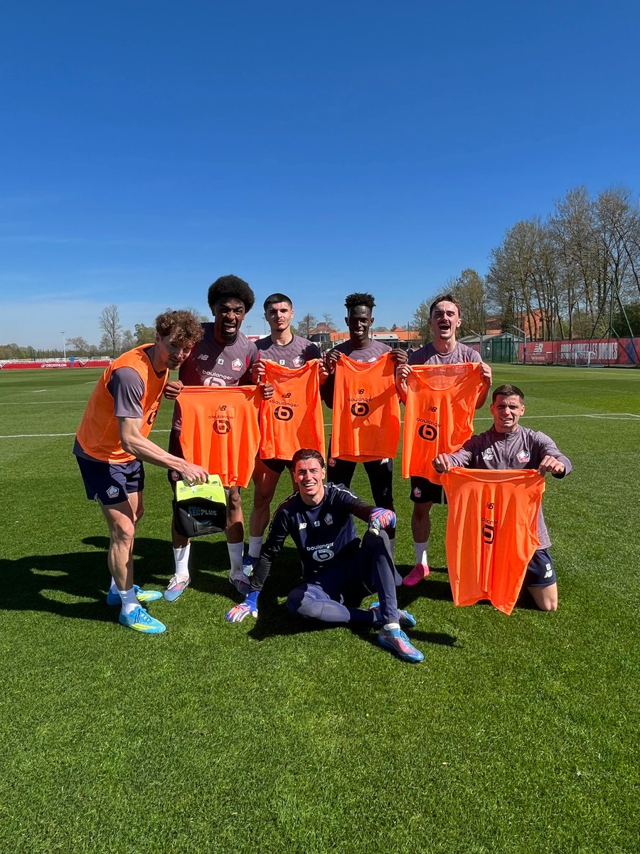 ThomMills's tweet image. Les jaunes et les violets en réanimation... 
#winningteam #OrangeisthenewLOSC 
#TOTOUTARD 🔴
